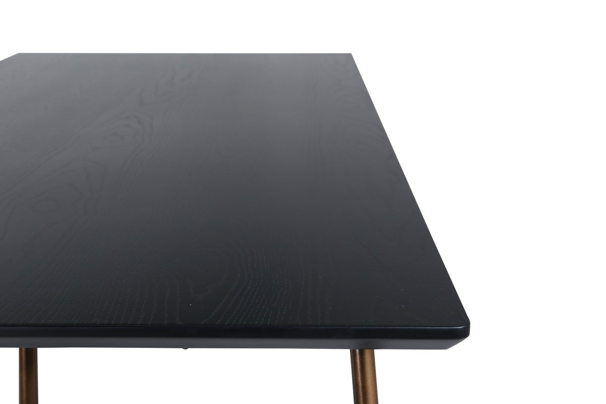 Esstisch Tanoa - ein skandinavisch inspiriertes Design mit leicht ausgestellten Beinen