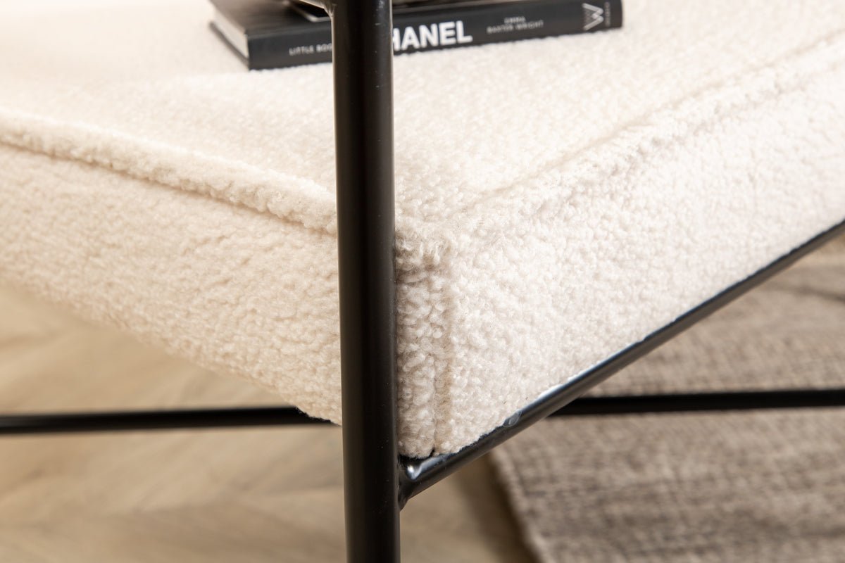 Designer Sessel Lundra – Polsterstuhl in Offwhite mit schwarzem Metallgestell