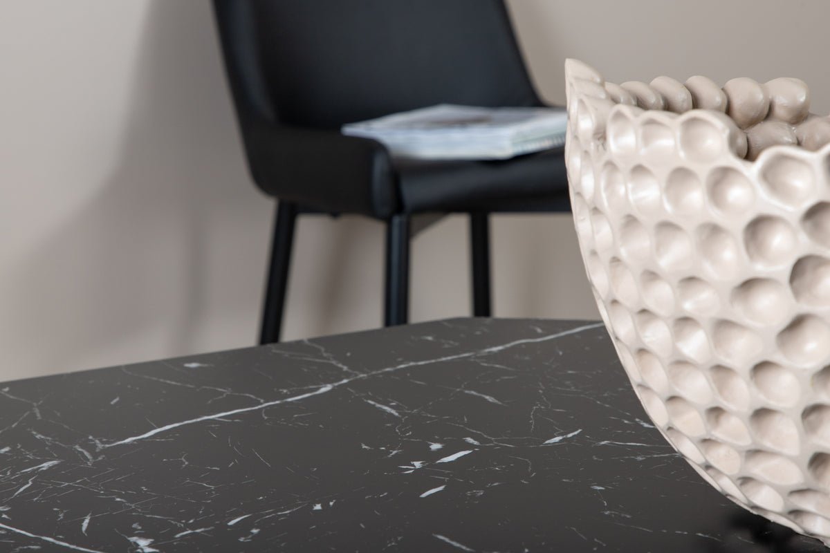 Esstisch Orani - ruht auf einem robusten Rahmen, der Stabilität und Design vereint