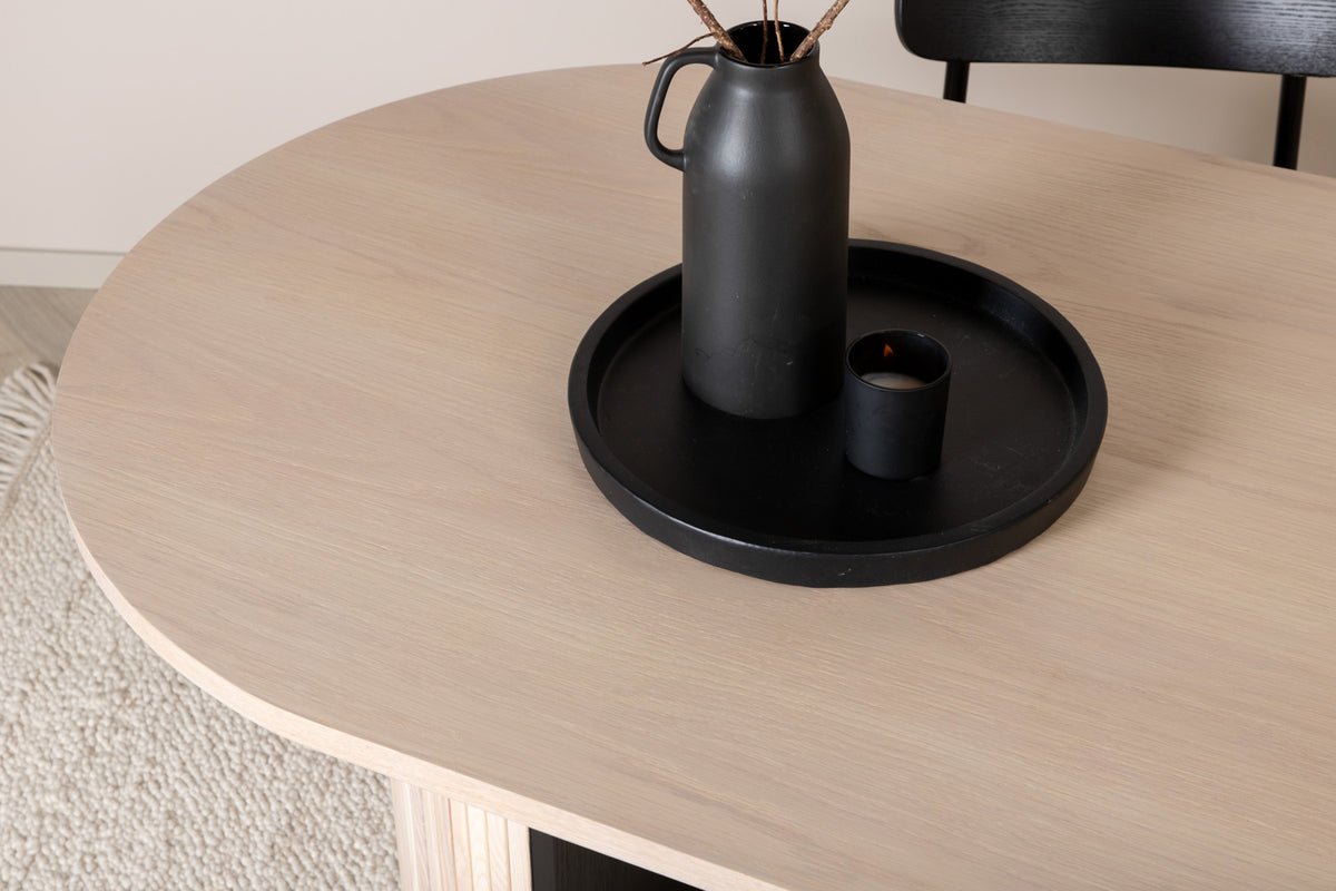 Esstisch Moani - mit robusten Gestell im gerippten Design