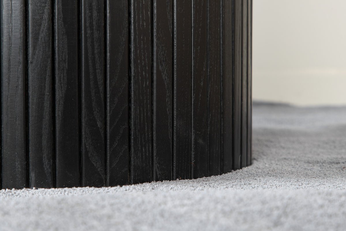 Esstisch Nuvani - mit robusten Gestell im gerippten Design