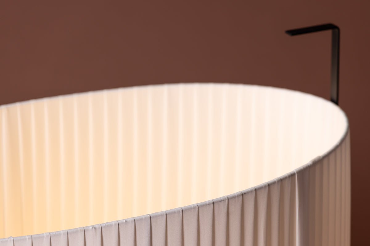 Stehlampe „Solva“ – Hohe Stofflampe in Beige mit schwarzem Metallgestell (Höhe 80 cm)