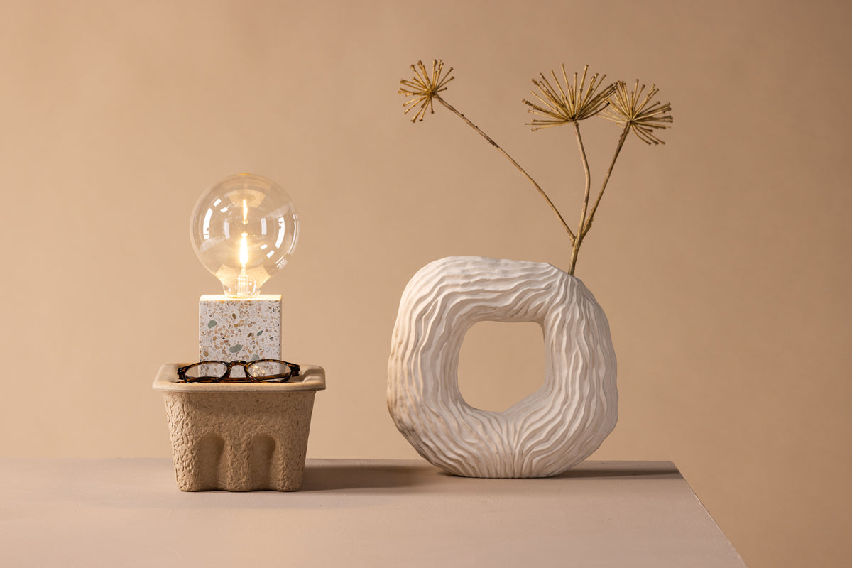 Tischlampe „Ricardo“ – Nordisches Design mit Terrazzo-Sockel in Würfelform