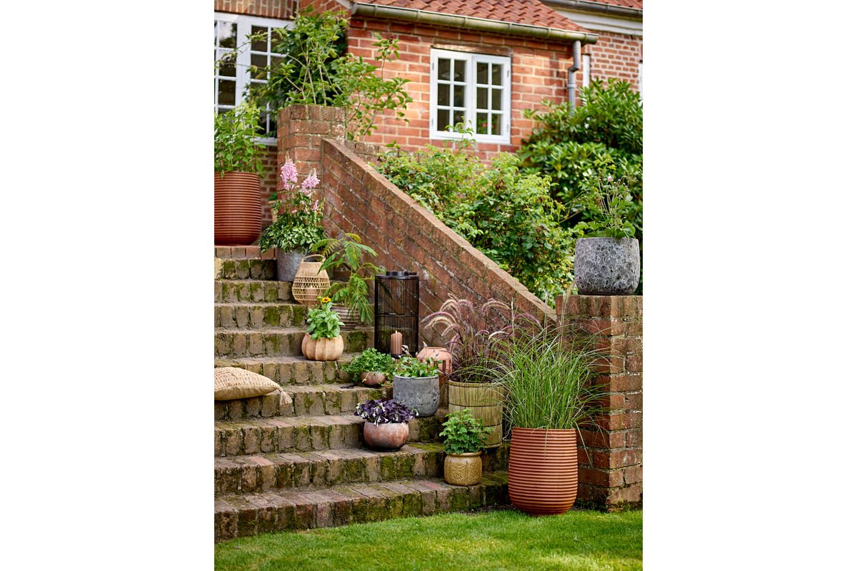 Deko-Blumentopf Lioro – Organische Terrakottaform in warmen Brauntönen