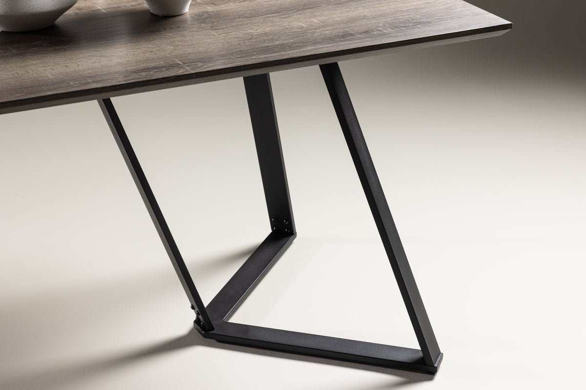 Esstisch Waka - die dekorativen Metallbeine setzen einen stilvollen Akzent