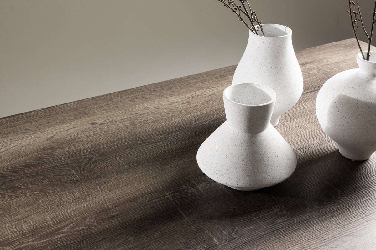 Esstisch Waka - die dekorativen Metallbeine setzen einen stilvollen Akzent