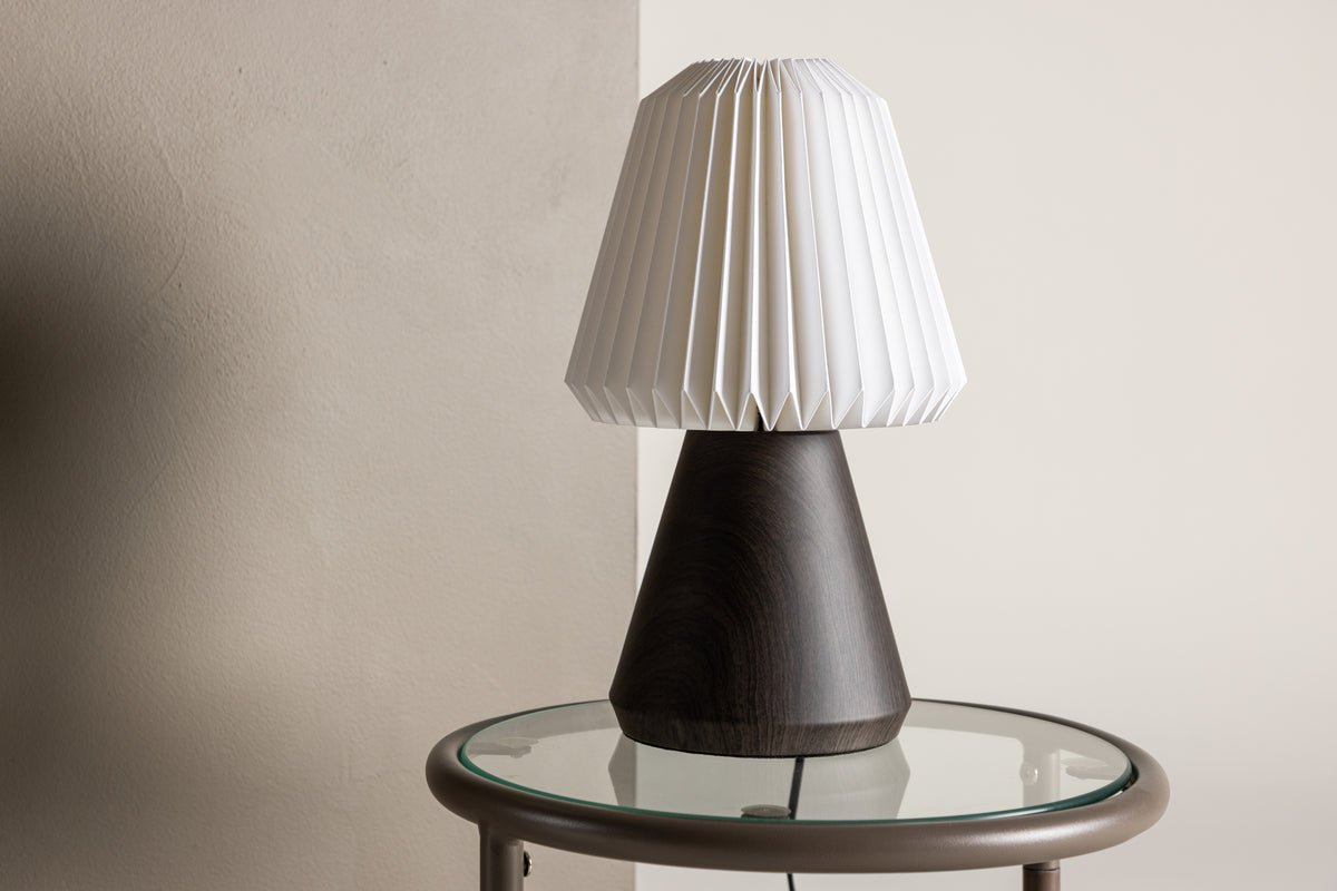 Tischlampe „Nordlys“ – Faltbarer Schirm & Konischer Holzfuß in Walnuss oder Schwarz