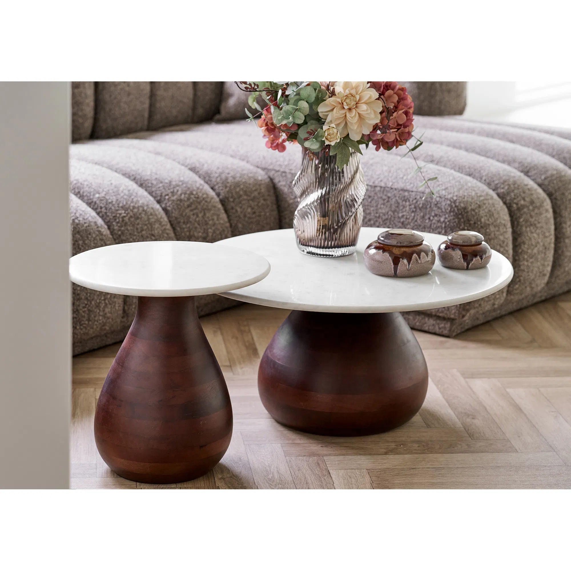Couchtisch Marvella – mit Marmorplatte und bauchigem Mango-Holzfuß