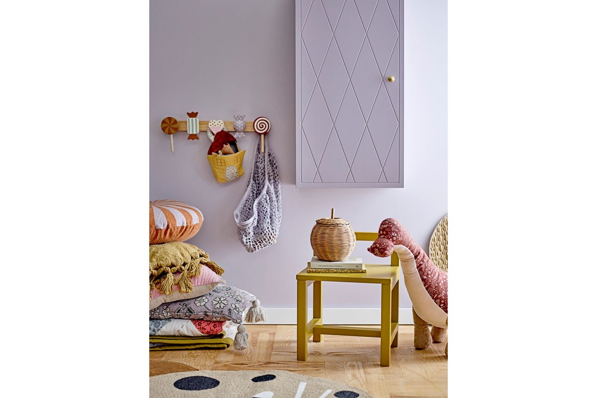 Wandschrank Lana – Violettes Holz-Kabinett mit Messinggriff & Musterfront