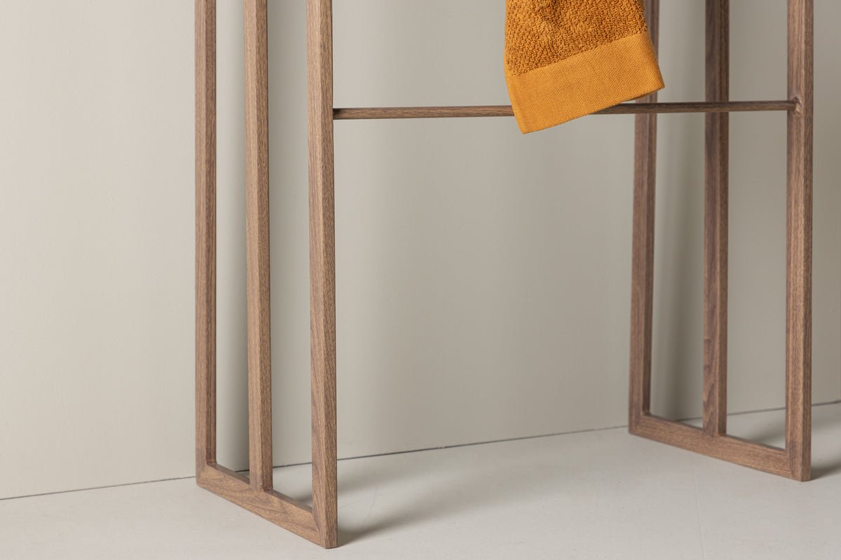 Garderobe Malven – Dreistufiges Design im Mocca-Holzlook