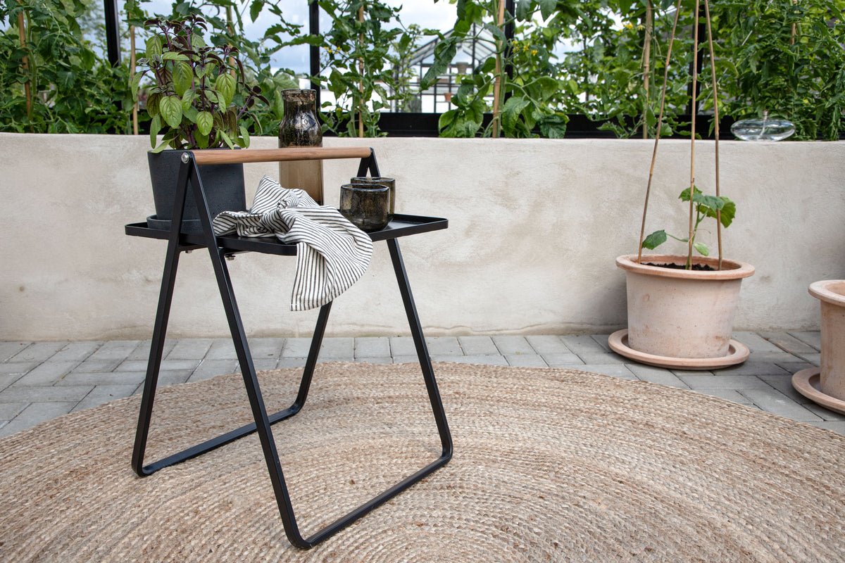 Gartentisch Moyo - ein Beistelltisch mit quadratischer Tischplatte und einem Griff aus Teakholz