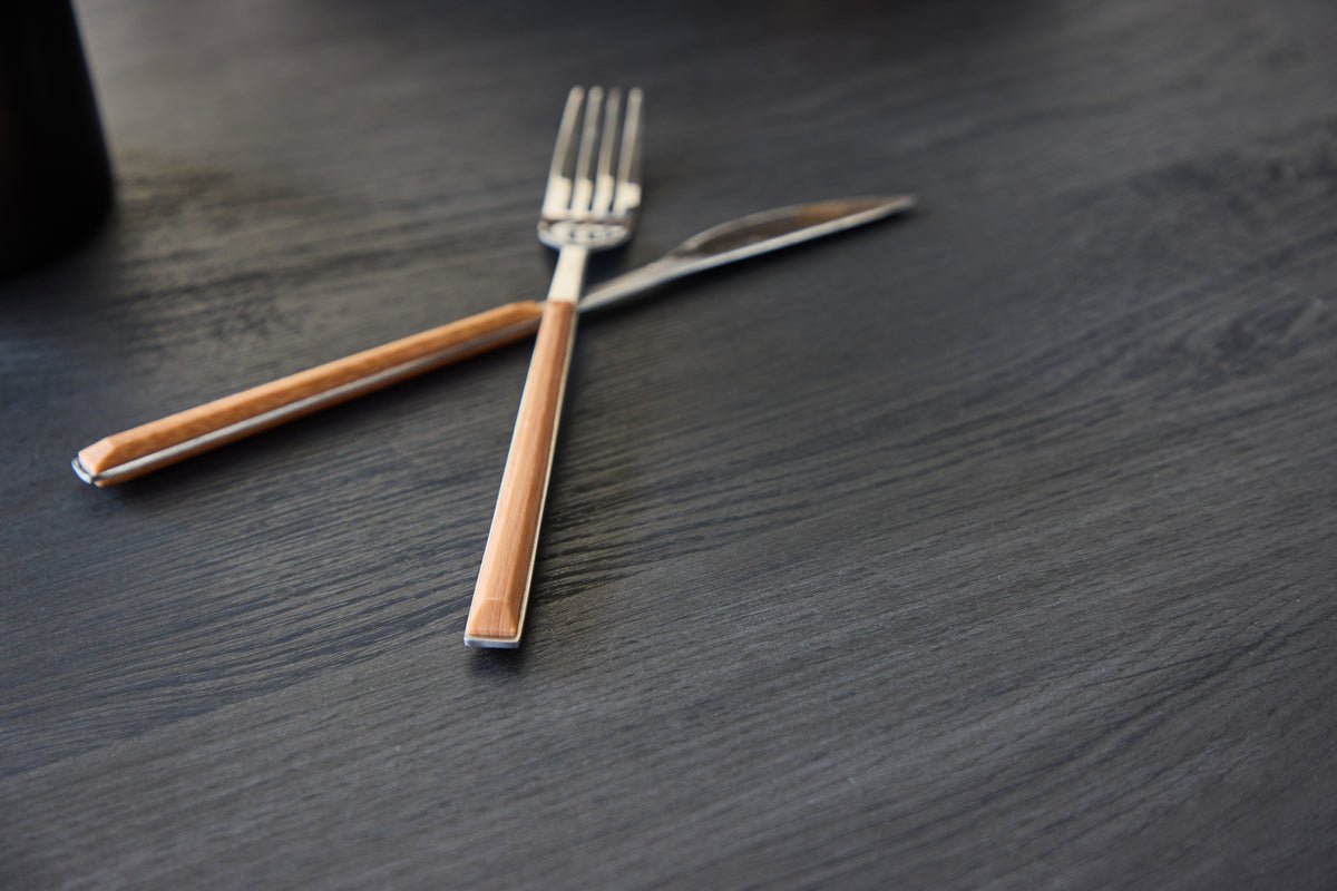 Esstisch Baylin – ein runder Esstisch in schwarzem MDF