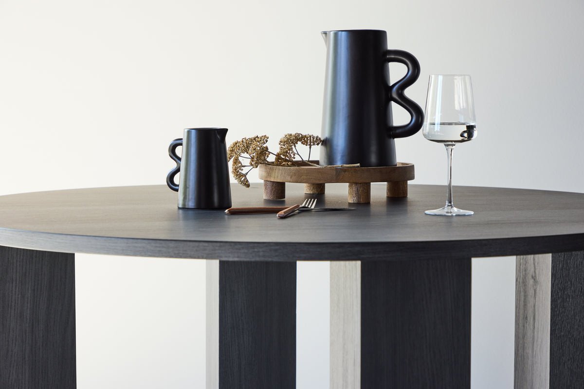 Esstisch Baylin – ein runder Esstisch in schwarzem MDF
