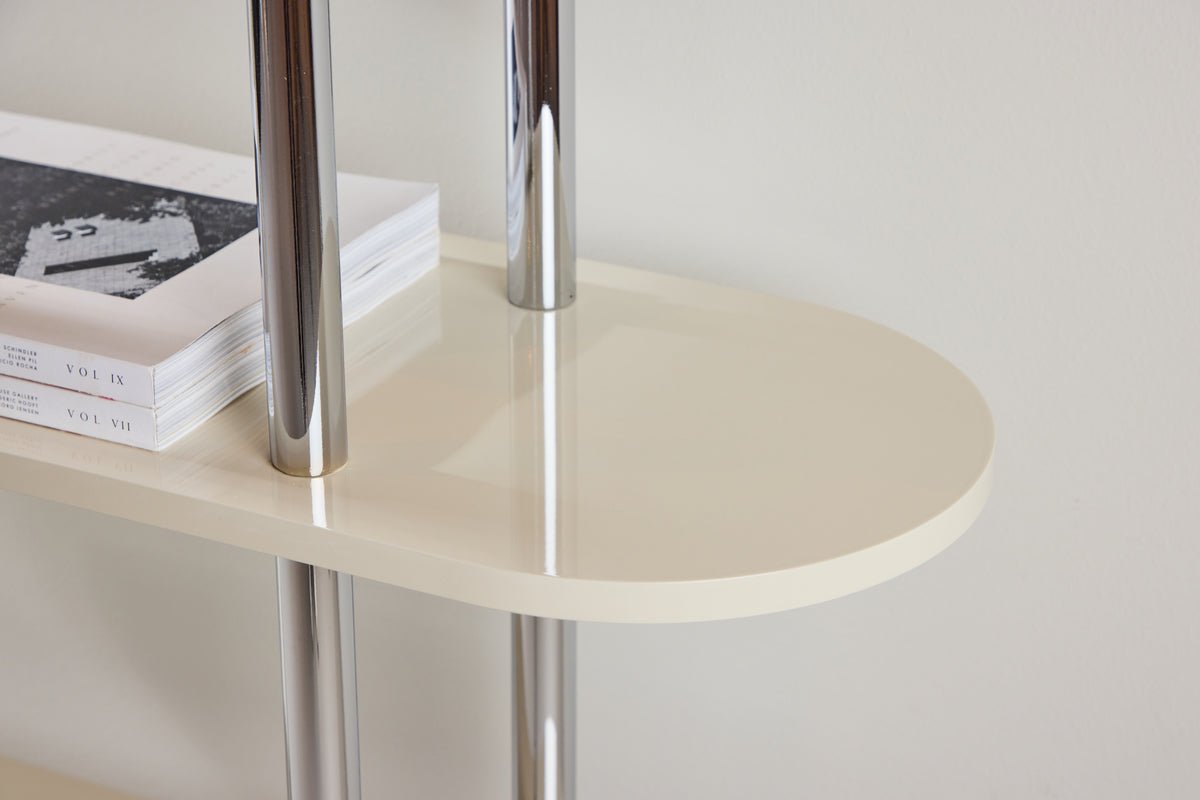 Regal Marano – Weiß mit Chromstreben im modernen Design