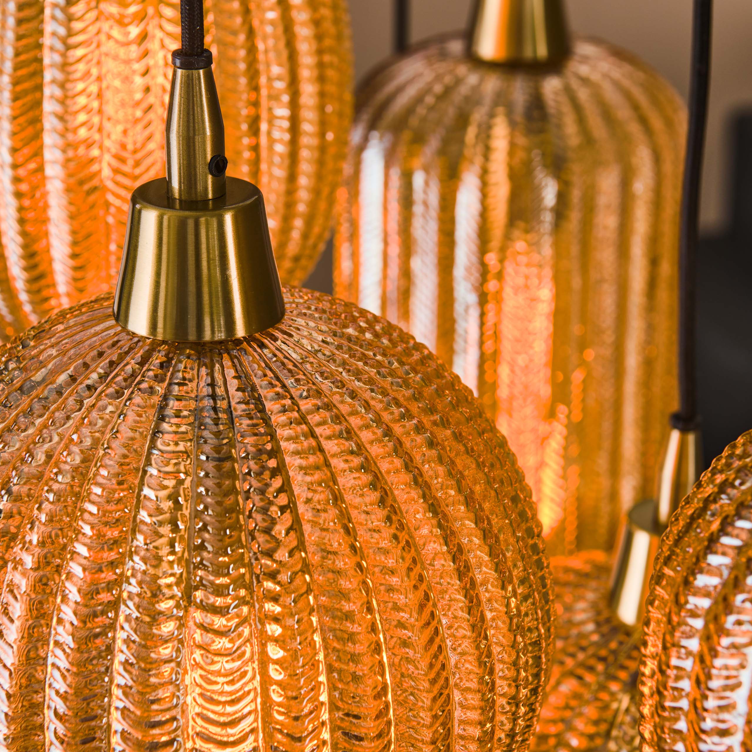 Pendelleuchte „Lumina“ – mit handgefertigten Lampenschirmen aus Glas