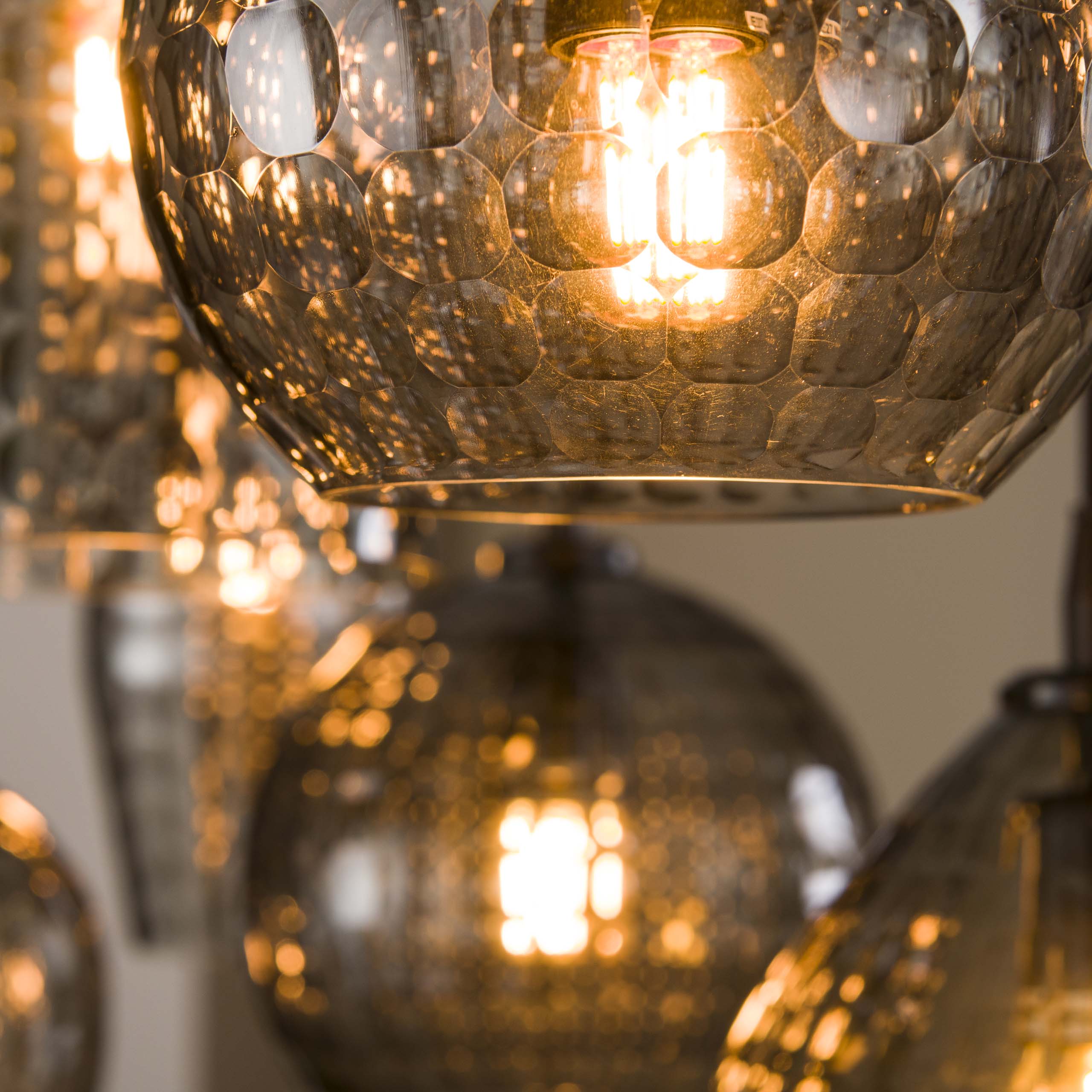 Pendelleuchte „Aurelia“ – mit 7 Leuchten im Rauchglas-Design und Metall Armatur