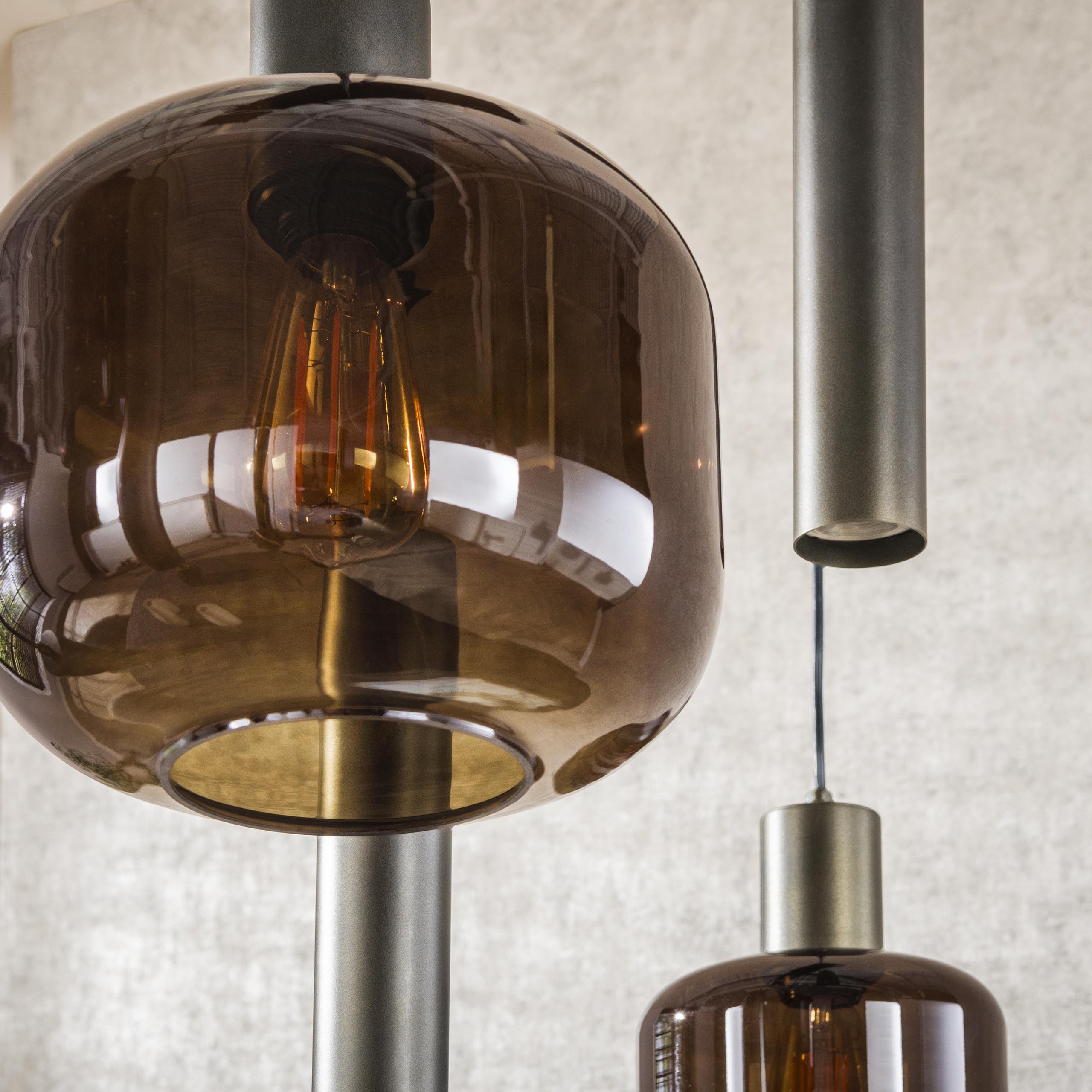 Pendelleuchte Sokka – 7 Leuchten mit Metall- und Glashauben in Braun