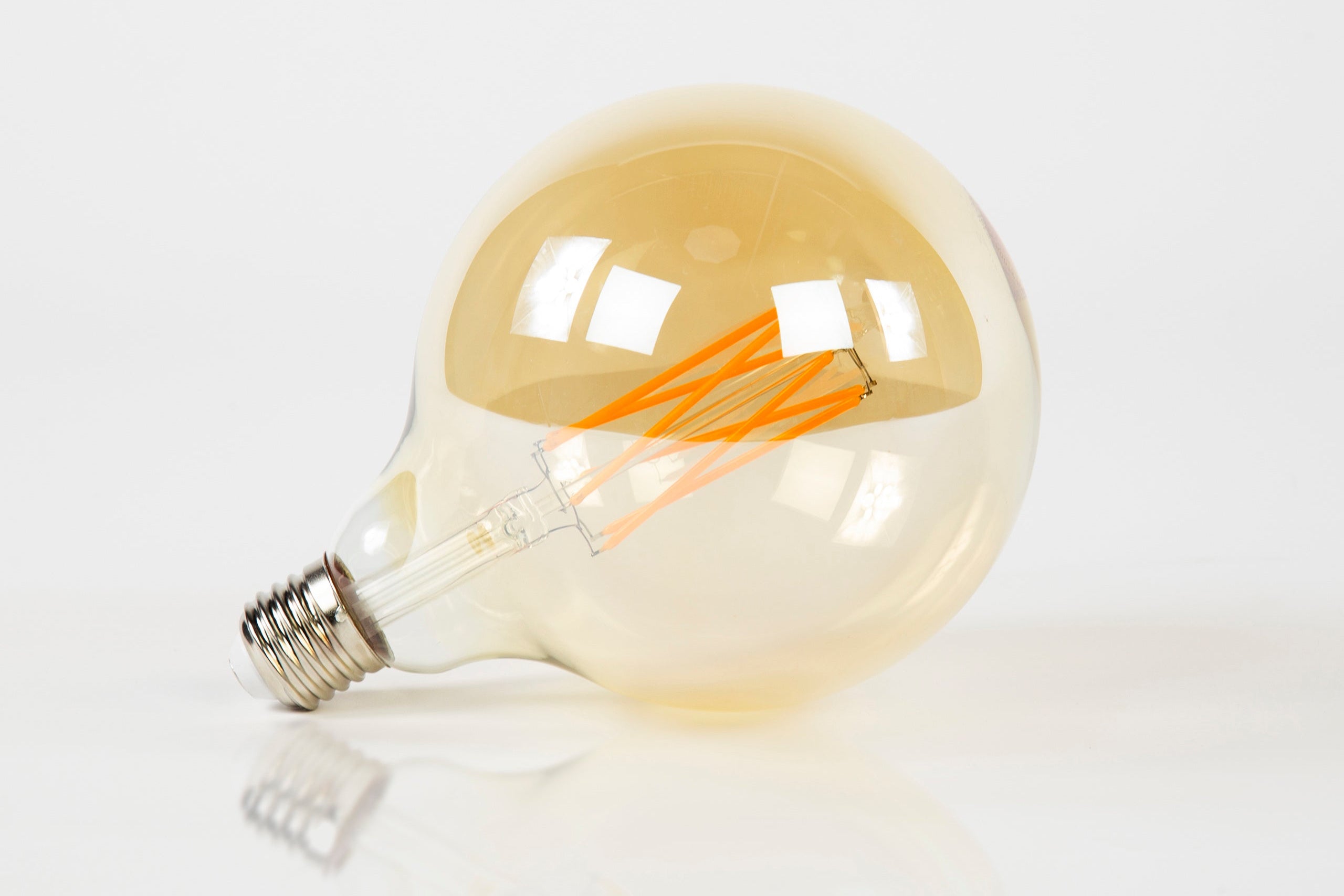 LED-Glühlampe Veya – G125-E27 im Großformat mit amberfarbenem Glas