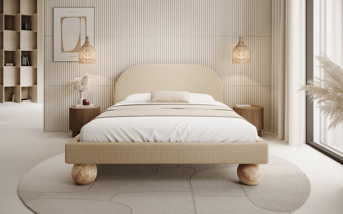 Designer Polsterbett Milo in Bouclé mit runden Holzfüßen