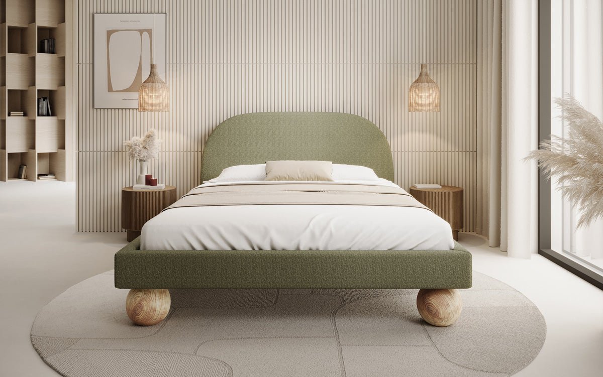 Designer Polsterbett Milo in Bouclé mit runden Holzfüßen