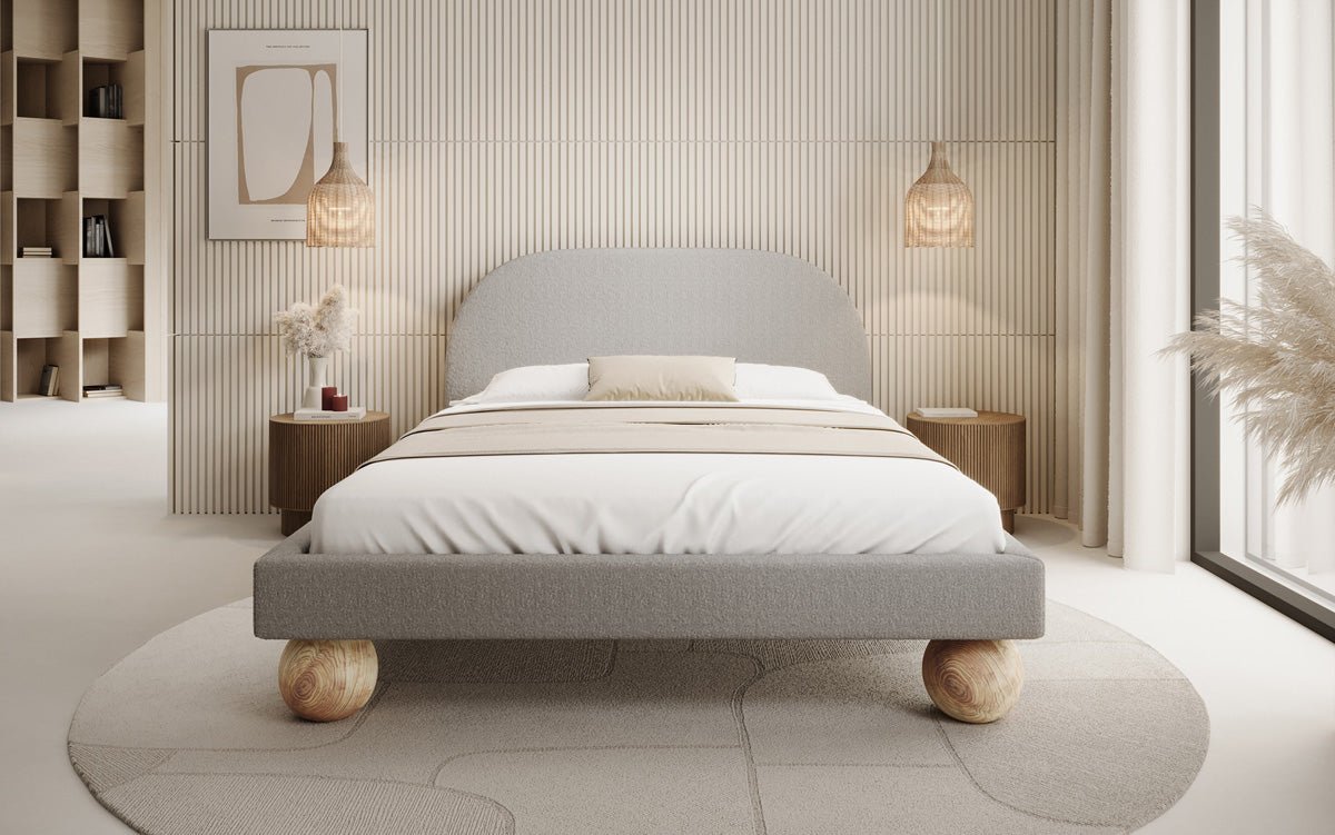 Designer Polsterbett Milo in Bouclé mit runden Holzfüßen