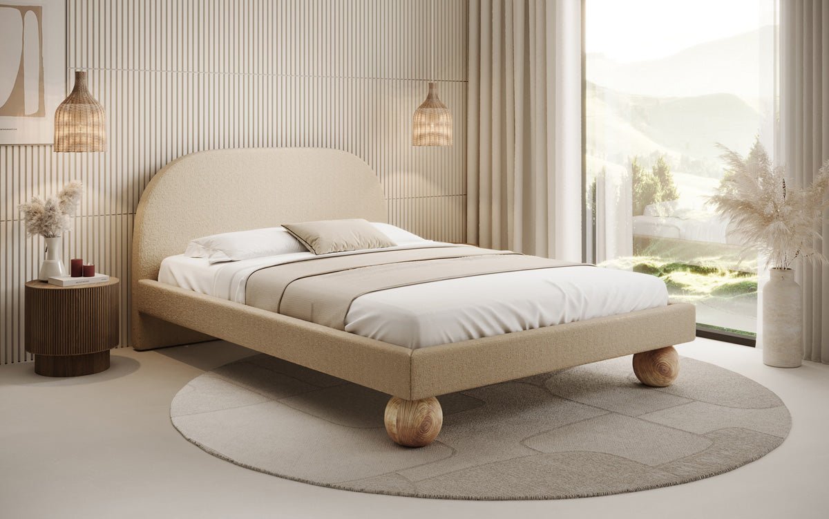 Designer Polsterbett Milo in Bouclé mit runden Holzfüßen