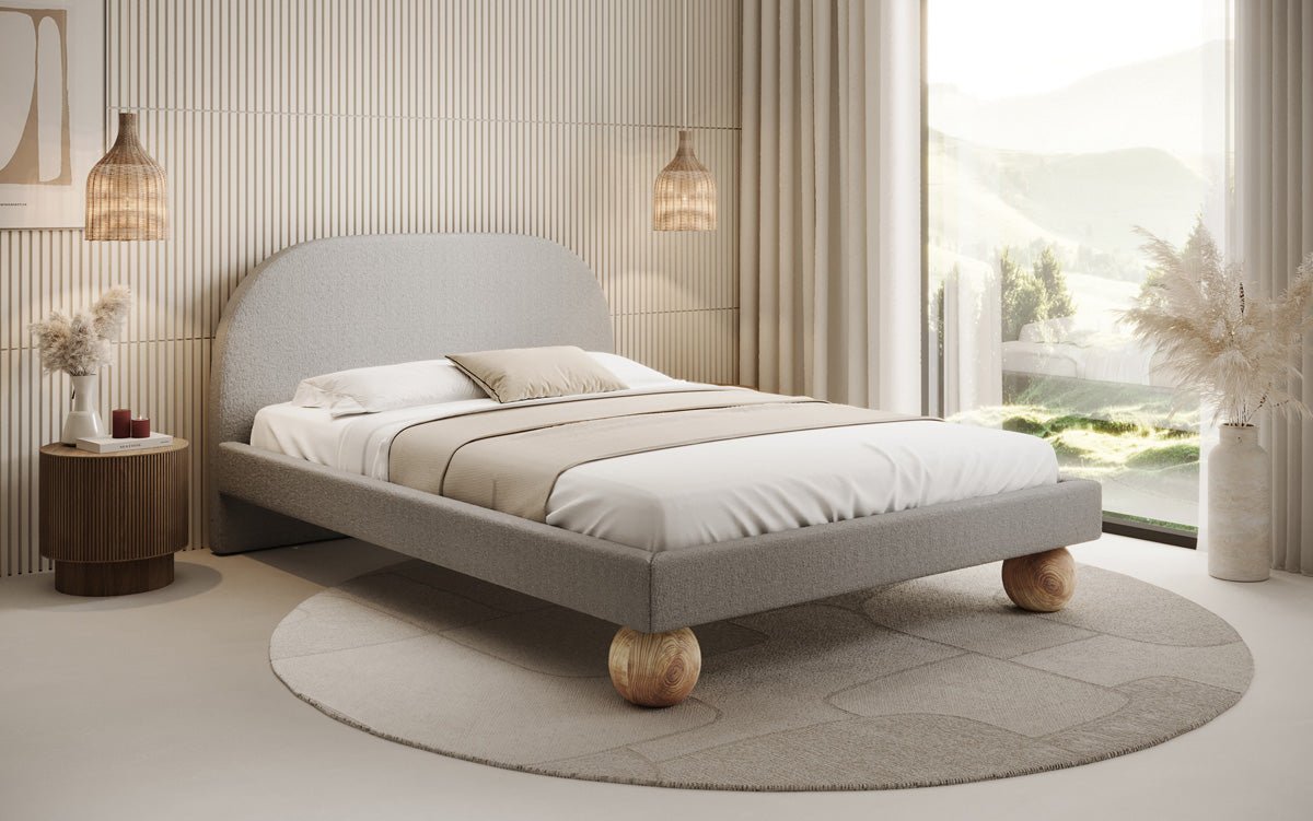 Designer Polsterbett Milo in Bouclé mit runden Holzfüßen