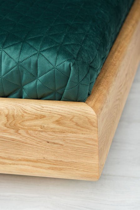 Designer Holzbett Valent aus massiver Eiche in Schwebeoptik