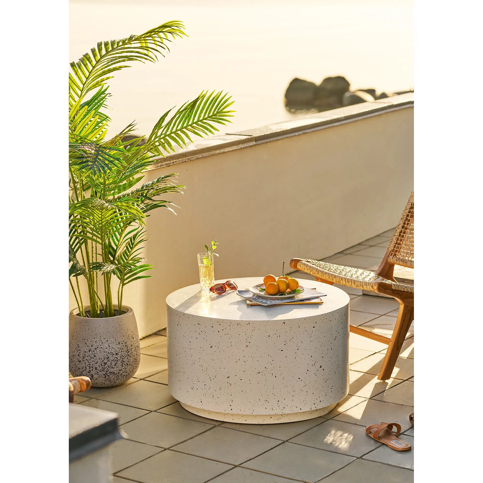 Garten Couchtisch Terava – in Terrazzo-Optik aus Faserlehm in Off-White