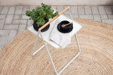 Gartentisch Moyo - ein Beistelltisch mit quadratischer Tischplatte und einem Griff aus Teakholz