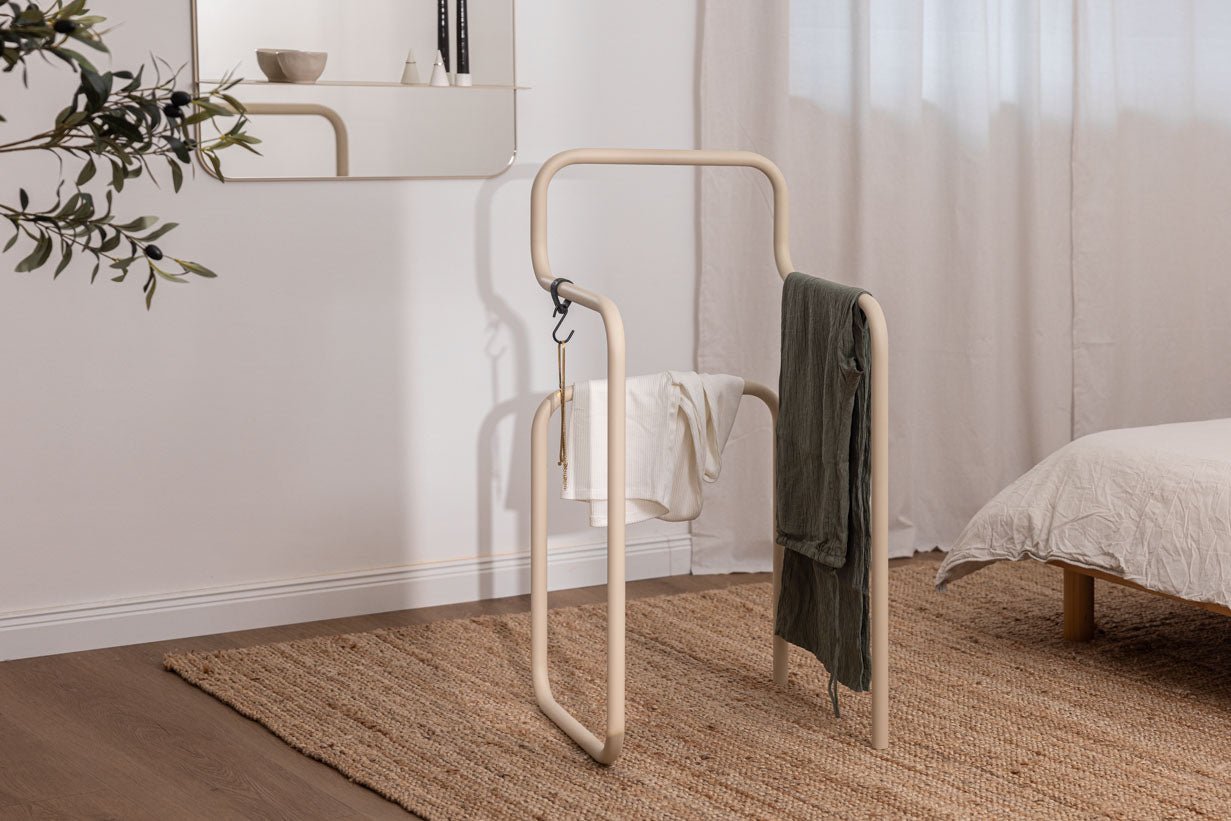 Garderobe James – Minimalistischer Herrendiener im Stuhl-Design