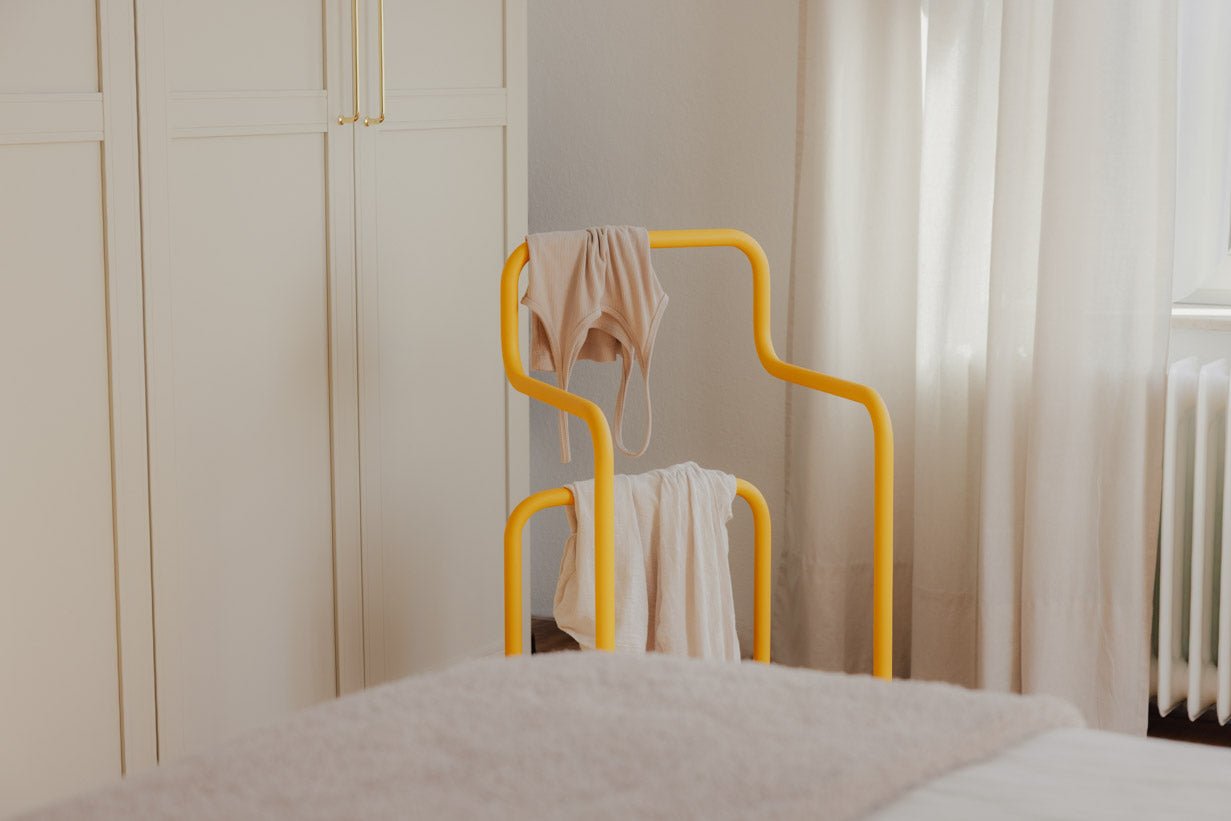 Garderobe James – Minimalistischer Herrendiener im Stuhl-Design