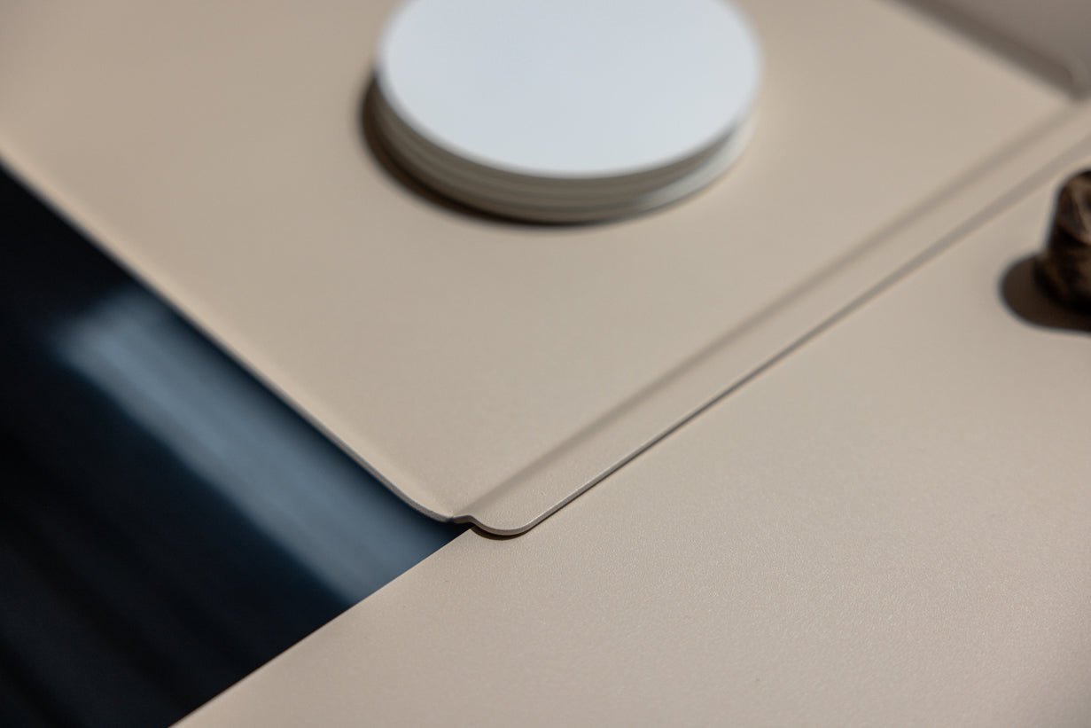 Couchtisch Cut – Minimalistisches Stahl-Design mit kreativer Öffnung