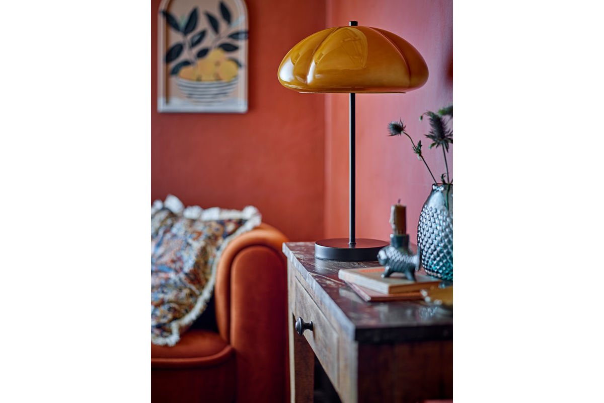 Tischlampe Solaro – Gebogener Glasschirm in warmem Gelb