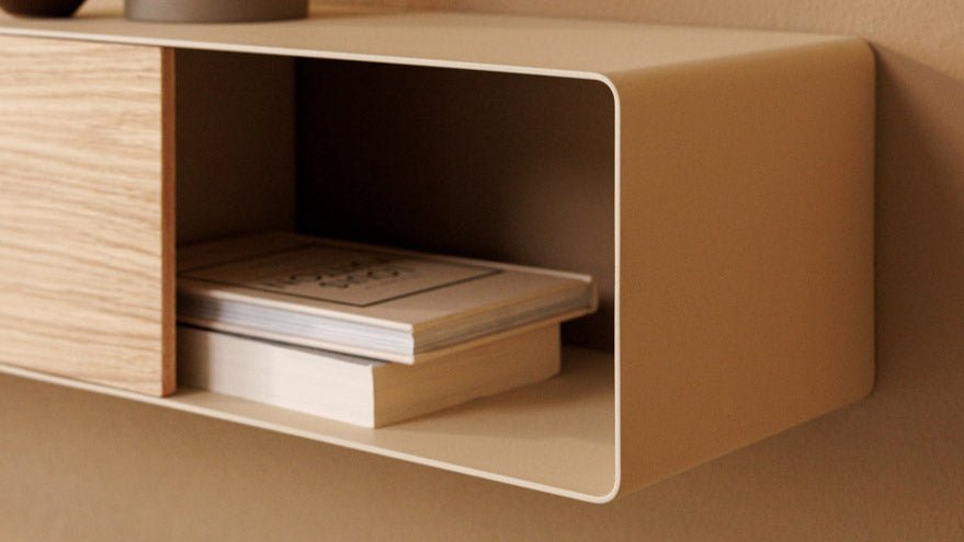 Wandregal Sion – Hängekommode aus Metall mit Kabelhalter