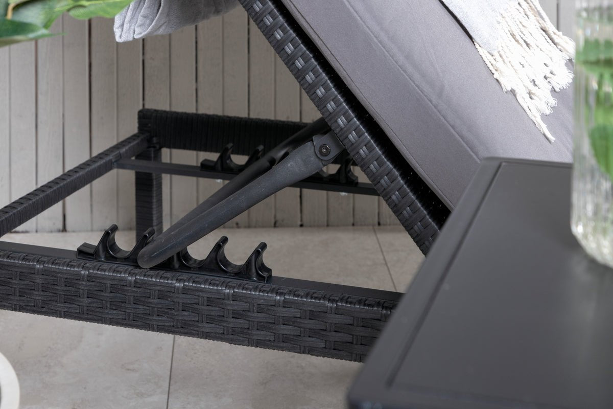 Záhradné lehátko Balboa - čierny umelý ratan s nastaviteľným operadlom