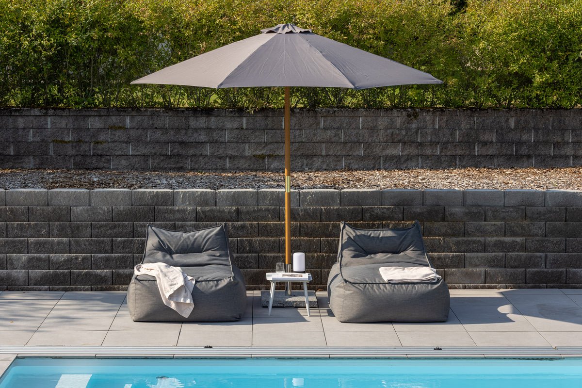 Slnečník Frida – Ø300 cm v sivej farbe s dreveným rámom z bukového dreva