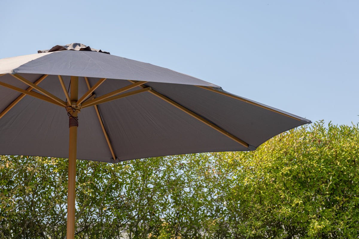 Slnečník Frida – Ø300 cm v sivej farbe s dreveným rámom z bukového dreva