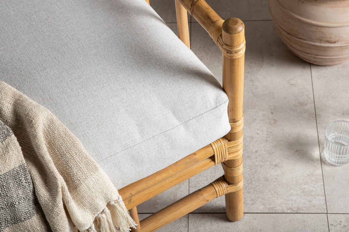 Kreslo Bamboo - z bambusu a ratanu s svetlosivým čalúnením