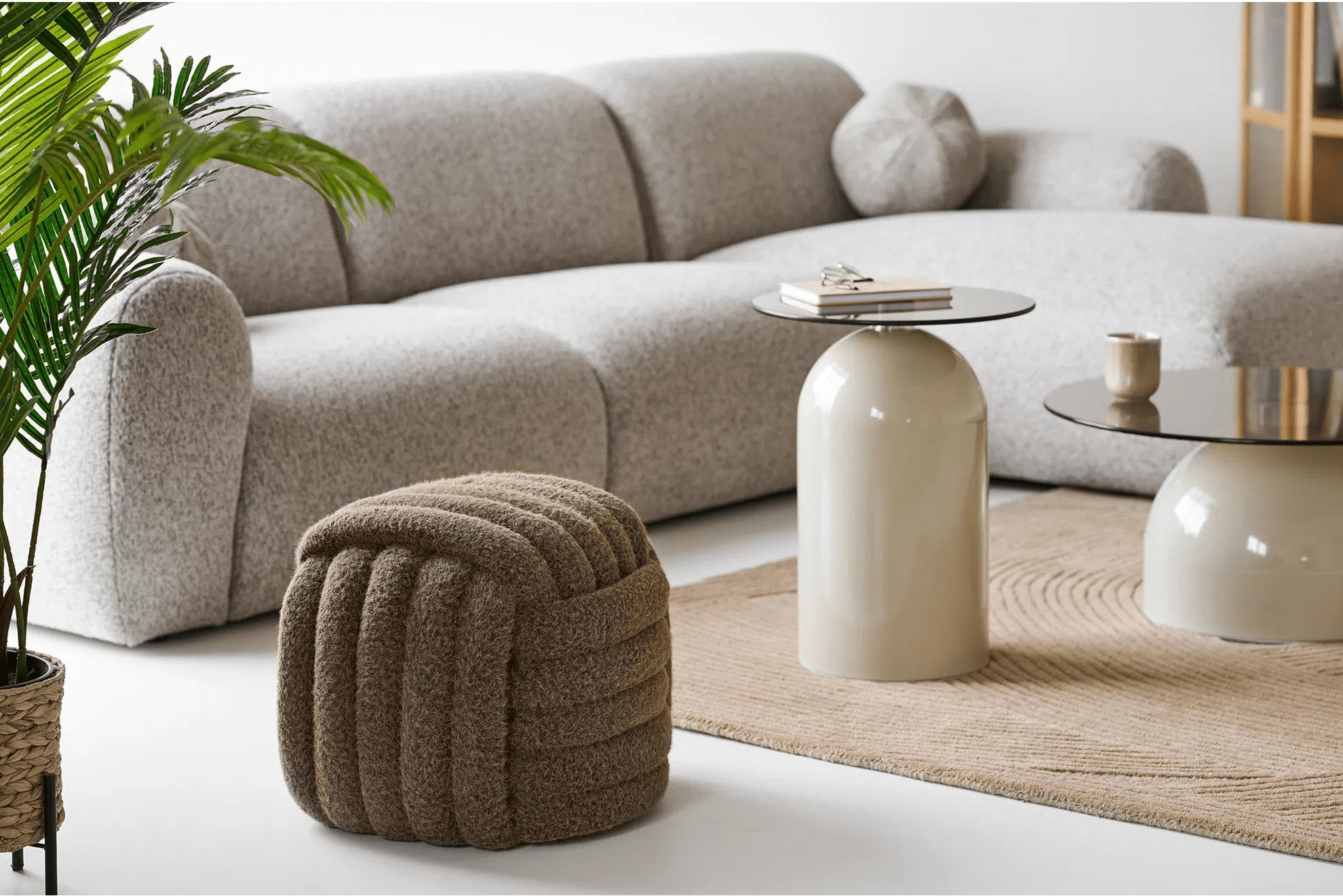 Prídavná stolička Velmira – okrúhla stolička s uzlovým vzorom Hnedá