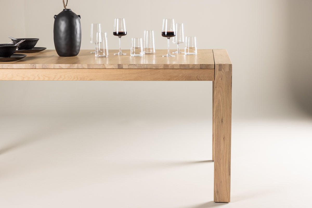 Jedálenský stôl Wainui - vyrobený z pevného dubového dreva