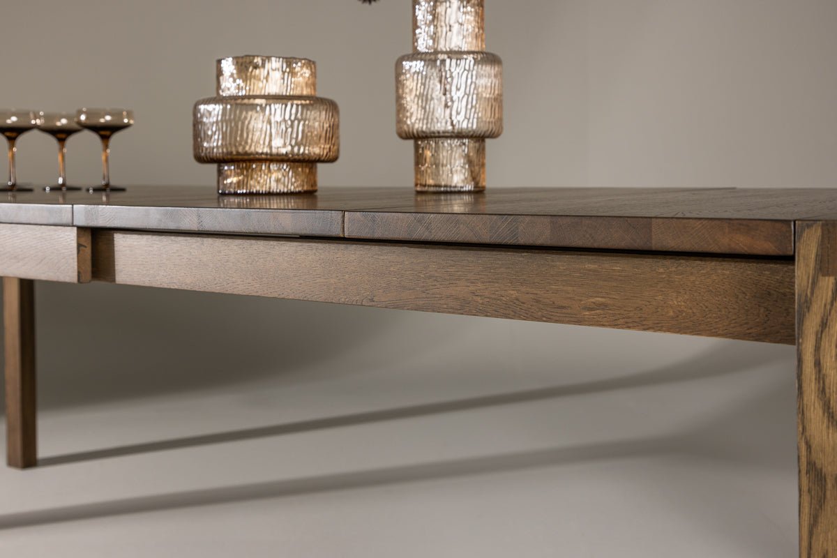 Jedálenský stôl Wainui - vyrobený z pevného dubového dreva