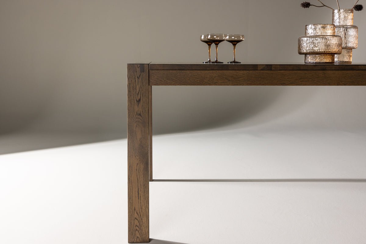 Jedálenský stôl Wainui - vyrobený z pevného dubového dreva