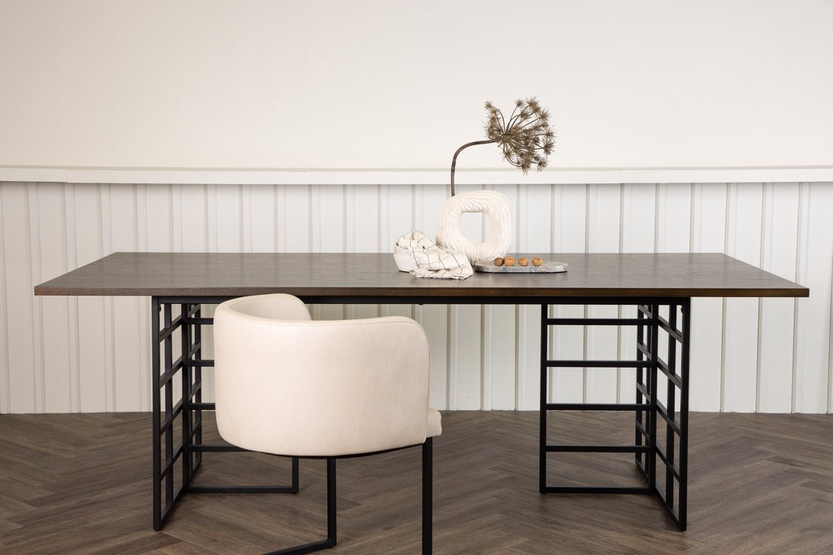 Jedálenský stôl Mareva - elegantný, moderný a s prirodzeným šarmom