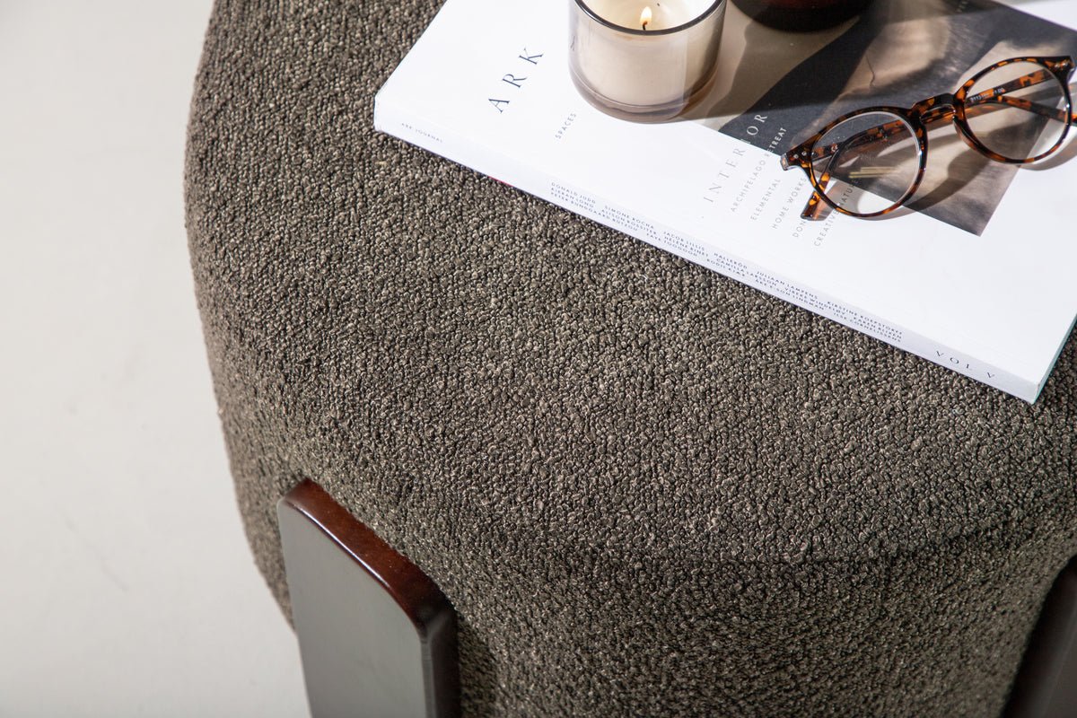 Prídavná stolička Carmelo – okrúhla stolička z bouclé Antracit (Ø 50 cm)