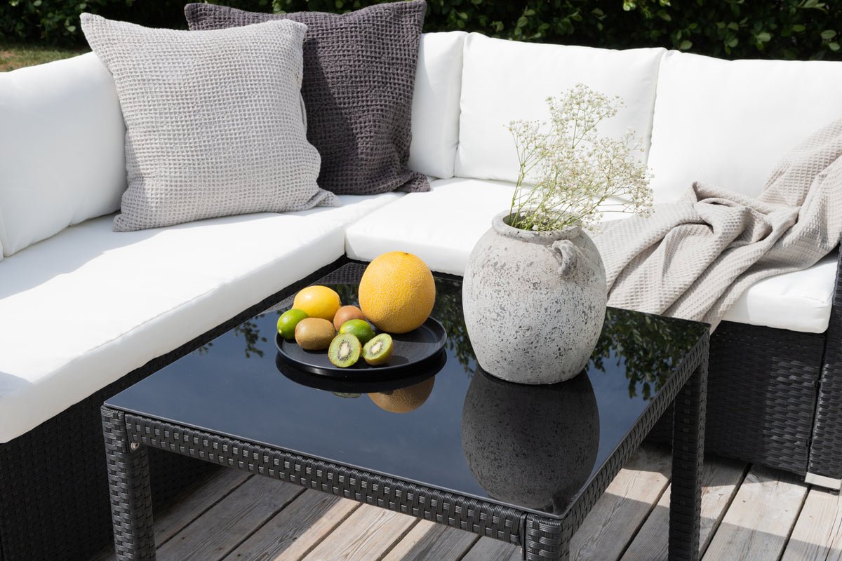 Záhradná lounge súprava Liana – s čiernym prútím a bielymi vankúšmi