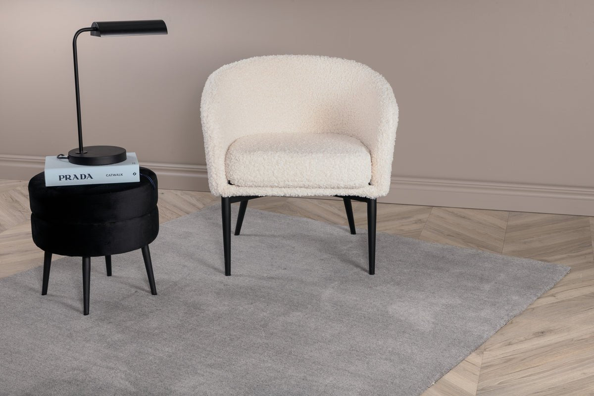 Koberec Nivaro – krátky vlas v tmavosivej farbe z vlny a polyesteru