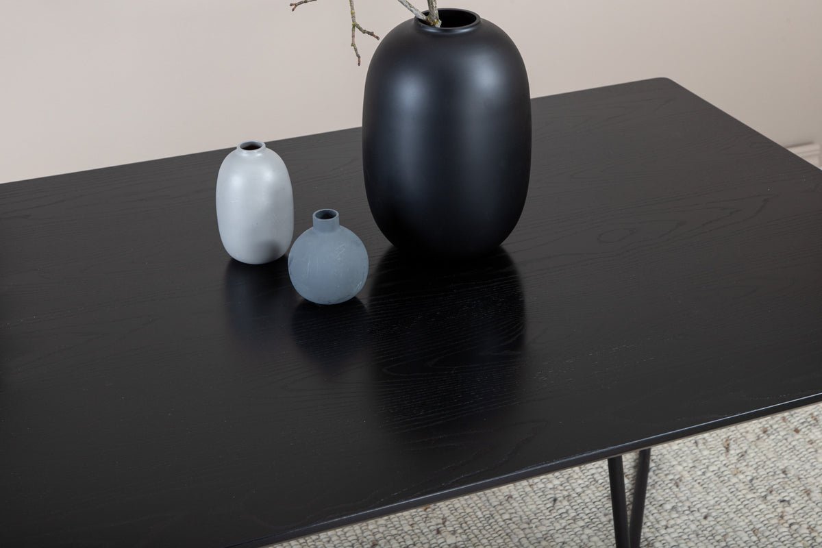 Esstisch Tanoa -  ein skandinavisch inspiriertes Design mit leicht ausgestellten Beinen