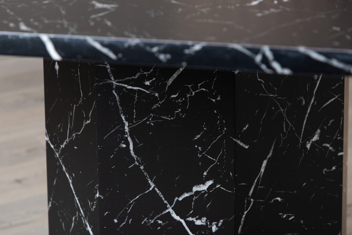 Jedálenský stôl Orani - spočíva na robustnom ráme, ktorý spája stabilitu a dizajn