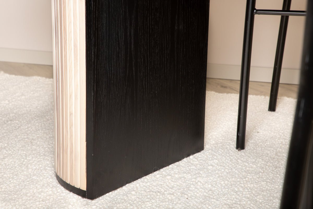 Jedálenský stôl Moani - s robustným rámom v rebrovanom dizajne